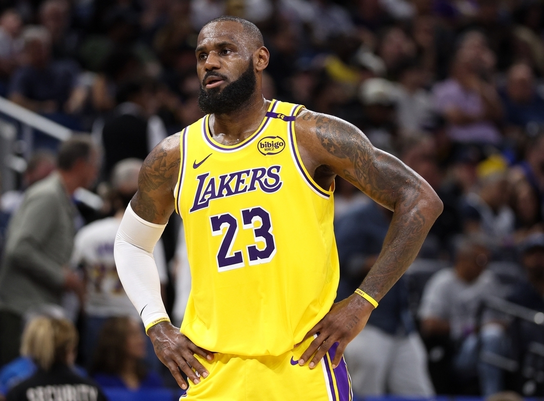 破铜废铁换历史第一人？哈登前队友提议勇士继续招募詹姆斯！