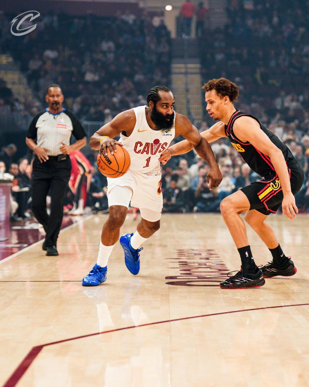 竞技宝官网-哈登21+5+4记3分，骑士险胜老鹰！米切尔31+7创纪录，莫布里22+19